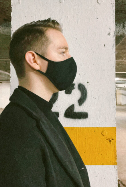 Man wearing Uniqlo resueable Airism Mask.